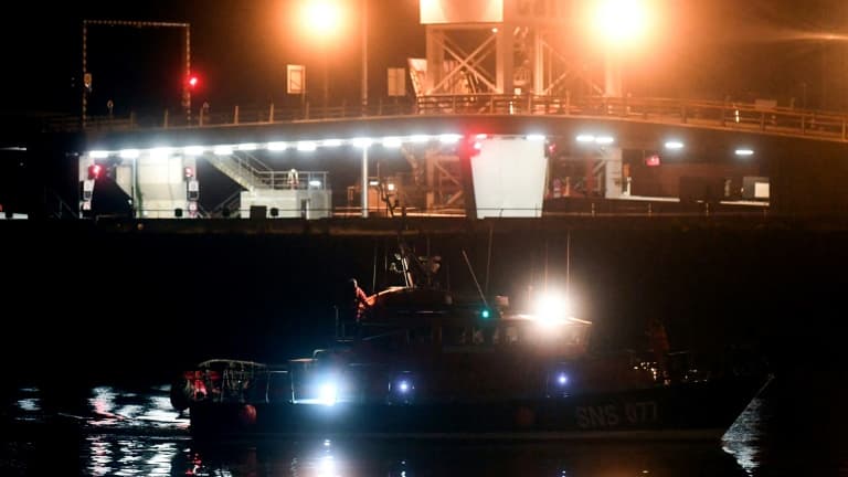 Un bateau de la SNSM transportant les corps de migrants décédés lors du naufrage de leur embarcation dans la Manche arrive au port de Calais le 24 novembre 2021.