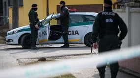 Des policiers se tiennent près de la scène du crime où le journaliste et sa compagne ont été retrouvés, le 26 février 2018 à Velka Maca en Slovaquie. 