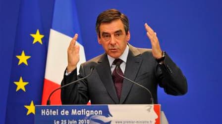 François Fillon a déclaré vendredi que le gouvernement comprenait les inquiétudes des Français sur l'avenir des retraites mais ne transigerait pas sur le relèvement de l'âge légal de départ de 60 à 62 ans. /Photo prise le 25 juin 2010/REUTERS/Philippe Woj