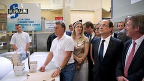 François Hollande à Supratec, société de l'Essonne. Le chef de l'Etat a consacré son premier déplacement en entreprise à la défense du contrat de générations, promesse de campagne dont il veut faire un levier pour l'emploi des jeunes et des seniors. /Phot