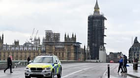 Un véhicule de la police patrouille sur un pont de Westminster presque désert dans le centre de Londres le 16 janvier 2021. 