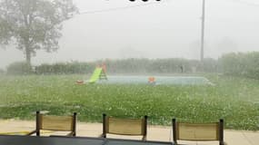 Violent orage de grêle dans un jardin de Curbigny (Saône-et-Loire) - Témoins BFMTV