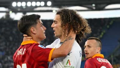 Paulo Dybala et Mattéo Guendouzi s'accrochent lors du derby romain le 6 avril 2024