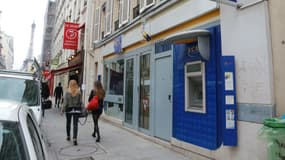 Guichet de la banque LCL dans une rue de Paris