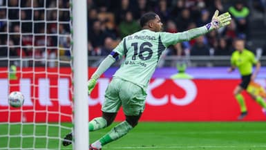Mike Maignan lors de la demi-finale aller de Coupe d'Italie entre l'AC Milan et l'Inter, le 2 avril 2025.