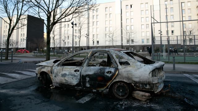Une voiture calcinée à Aulnay-sous-Bois (Seine-Saint-Denis)