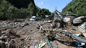 Une voiture au milieu des décombres après la passage du cyclone Garance à La Colline, à La Réunion, le 2 mars 2025