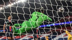 Le gardien costaricien du Paris-SG, Keylor Navas, à l'oeuvre lors du 8e de finale retour de la Ligue des champions contre Barcelone, au Parc des Princes, le 10 mars 2021