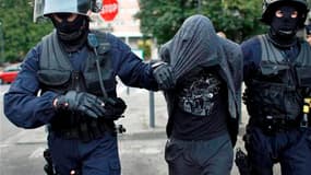 Sept jeunes ont été interpellés à Grenoble lors d'une nouvelle opération de police liée à l'enquête sur les émeutes qui avaient ébranlé le quartier populaire de La Villeneuve le mois dernier. /Photo prise le 10 août 2010/REUTERS/Robert Pratta