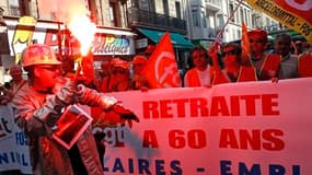 Manifestation contre la réforme des retraites samedi à Marseille. Selon le ministère de l'Intérieur, 899.000 personnes ont défilé samedi dans les villes de France pour protester le projet gouvernemental, soit 10% de moins environ que le 23 septembre. /Pho