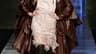 Romantique et libertine, la femme Dior se transforme en cavalière l'hiver prochain, en cuissardes, robe délicate et veste en cuir. Le styliste britannique John Galliano a imaginé pour son prêt-à-porter automne-hiver 2010-2011 un vestiaire équestre dans la