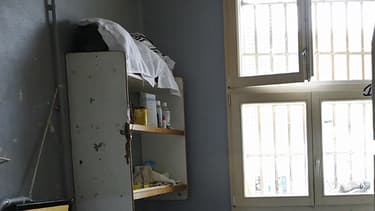 Une cellule de prison avec des lits superposés.