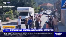 Espagne: ces habitants traversent un passage piéton en continu pour protester contre le surtourisme