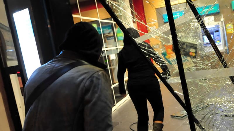 Des manifestants contre les violences policières entre dans une agence bancaire saccagée, le lundi 27 octobre, à Nantes.