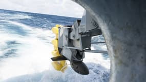 Le CAPTAS émet des ondes acoustiques et en analyse les échos pour localiser les sous-marins ennemis. 
