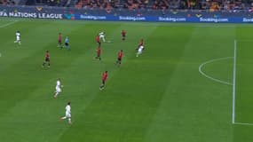 Kylian Mbappé en position de hors-jeu au départ de l'action