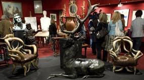 Vente aux enchères d'oeuvres d'art de la maison Drouot à Paris. Les députés français ont rejeté vendredi l'amendement visant à assujettir les oeuvres d'art d'une valeur de plus 50.000 euros à l'impôt de solidarité sur la fortune. /Photo d'archives/REUTERS