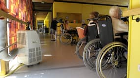 Des personnes agées déjeunent, le 07 Juillet 2010 dans une maison de retraités médicalisée de Grenoble