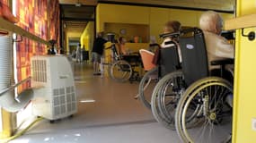 Des personnes agées déjeunent, le 07 Juillet 2010 dans une maison de retraités médicalisée de Grenoble