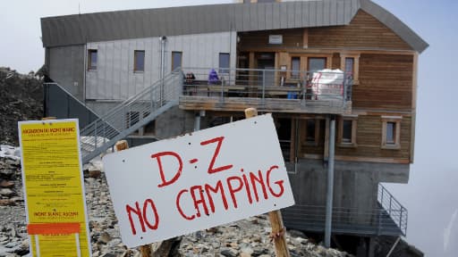 Une pancarte interdisant le camping devant le refuge de Tête Rousse