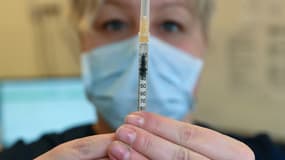 Une infirmière prépare une seringue avec le vaccin de Pfizer-BioNTech contre le Covid-19, à Budapest (Hongrie), le 28 janvier 2021.