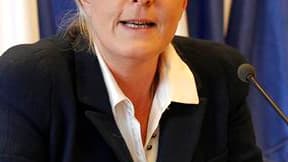 Marine Le Pen entend présenter des candidats aux législatives de 2012 sous l'étiquette d'un rassemblement et non du Front national, dont elle souhaite accélérer la transformation en parti de gouvernement, à l'opposé du parti protestataire dont elle a pris