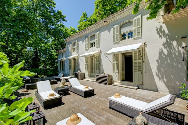 Cette villa dispose d'une terrasse pour se détendre entouré d'une végétation luxuriante. 