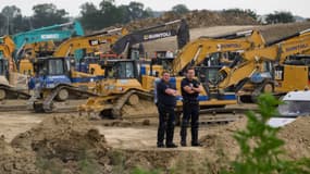 Des policiers sur le chantier de l'autoroute A69 entre Toulouse et Castres le 7 juin 2024 