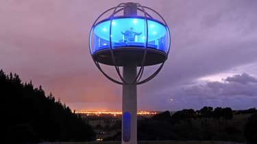 Ce jeune "geek" a construit une cabane solaire high-tech en forme de sphère et perchée au milieu des champs en Nouvelle-Zélande. Dans sa cabane technologique, il y a assez d’espace pour accueillir un lit 2 places et un canapé...