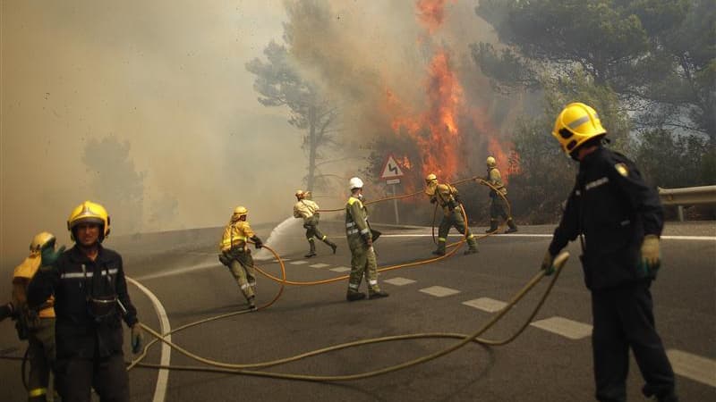 Sur une route entre Marbella et Monda, vendredi. Les pompiers espagnols sont parvenus à contenir samedi un violent incendie de forêt qui menaçait plusieurs villages de la Costa del Sol, près de la station balnéaire de Marbella, permettant à 4.000 personne