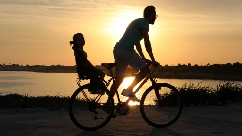 Si 29% des Français feront du vélo cet été, peu connaissent les règles du code de la route qui s'appliquent aux cyclistes.