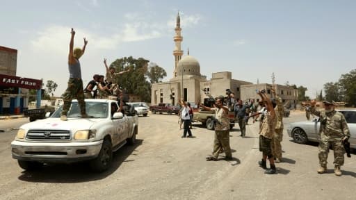 Des combattants des forces progouvernementales (GNA) manifestent leur joie dans un quartier du sud de la capitale libyenne Tripoli, le 4 juin 2020