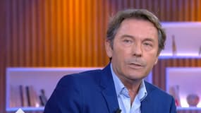 Le journaliste Renaud Revel, invité de l'émission "C à vous", sur France 5, le 22 février 2022