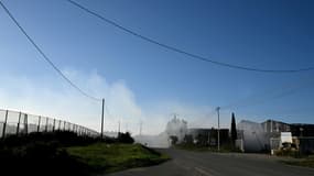 Fumées de l'incendie du centre de recyclage de déchets de Saint-Chamas le 5 janvier 2022.
