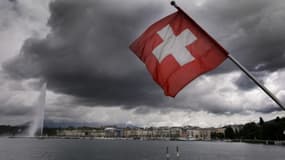 Le drapeau suisse flotte au-dessus du lac Léman, à Genève