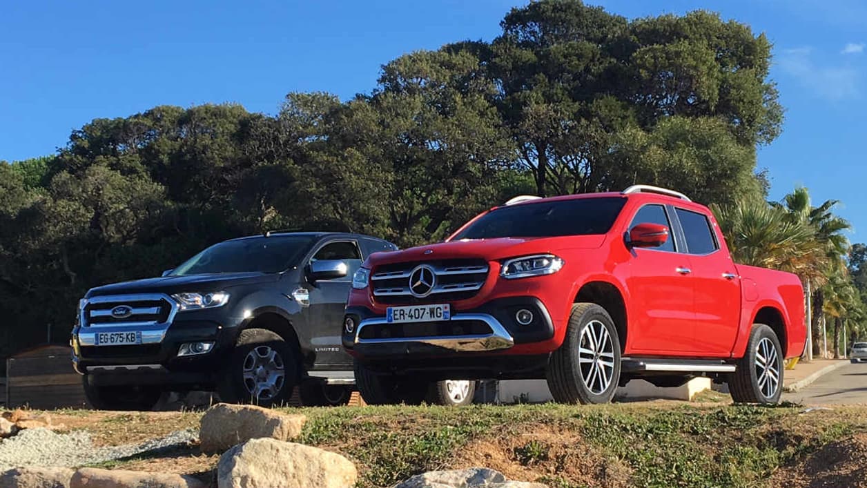 Le Classe X (à droite) à côté du Ford Ranger (à gauche), le pick-up le plus vendu en France. Le Classe X (à droite) à côté du Ford Ranger (à gauche), le pick-up le plus vendu en France.