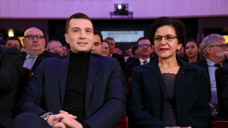 Le président du Rassemblement national (RN) et tête de liste du RN aux élections européennes, Jordan Bardella (à gauche), s'entretient avec Malika Sorel-Sutter (à droite), deuxième sur la liste du RN aux élections européennes, lors des États généraux de l'immigration organisés par le RN dans le cadre de la campagne pour les élections européennes à Paris, le 26 mars 2024