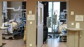 Des patients infectés par le Covid-19 dans l'unité des soins intensifs de l'hôpital Avicenne à Bobigny, près de Paris, le 8 février 2021