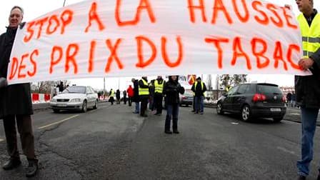 Des buralistes français ont bloqué le pont de l'Europe reliant Strasbourg à l'Allemagne (photo) et organisé des opérations "escargot" dans le Sud-Ouest pour dénoncer l'augmentation du prix des cigarettes et la menace de libéralisation européenne du transp