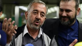 Le 17 septembre 2015, à Madrid, le réfugié syrien Osama Abdul Mohsen (G) que le monde entier avait vu sur des images de télévision lorsque Petra Laszlo avait essayé de le faire trébucher alors qu'il courait un enfant dans les bras.