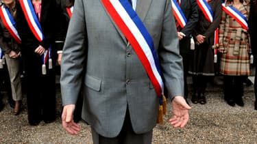 Plusieurs socialistes conduisent des listes aux municipales en revendiquant de pouvoir siéger encore trois ans à la fois en mairie et à l'Assemblée.