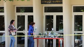 Des fleurs ont été déposées ce samedi devant le lycée Gambetta d'Arras en hommage à Dominique Bernard, professeur assassiné par un terroriste.