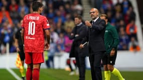 Lucas Paqueta écoute les consignes de Peter Bosz pendant un match de l'OL, septembre 2021