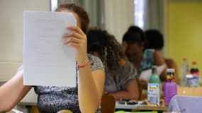 Des élèves de terminale en train de plancher sur les épreuves du baccalauréat à la Réunion en juin 2017.