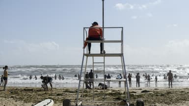 Un sauveteur en mer surveillant une plage de Talmont-Saint-Hilaire (Vendée) le 15 juillet 2023.