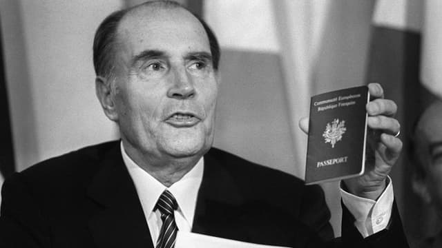 La vente aux enchères d'une partie de la bibliothèque de François Mitterrand rencontre un france succès