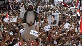 Manifestants demandant le départ du président yéménite Ali Abdallah Saleh devant l'université de Sanaa. Des dizaines de milliers d'opposants se sont rassemblés dans plusieurs villes du Yémen, mardi, proclamé "jour de colère" à la mémoire des 24 manifestan