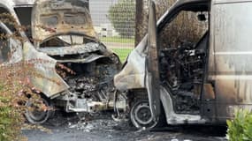 Les malfaiteurs ont incendié quatre véhicules avant de prendre la fuite. 