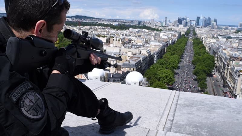 Un sniper posté sur l'Arc de Triomphe, le 14 juillet 2016.