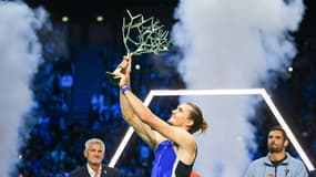 Zverev, avec le trophée du Masters 1000 de Paris, après sa victoire en deux sets sur Humbert, le 3 novembre 2024.
